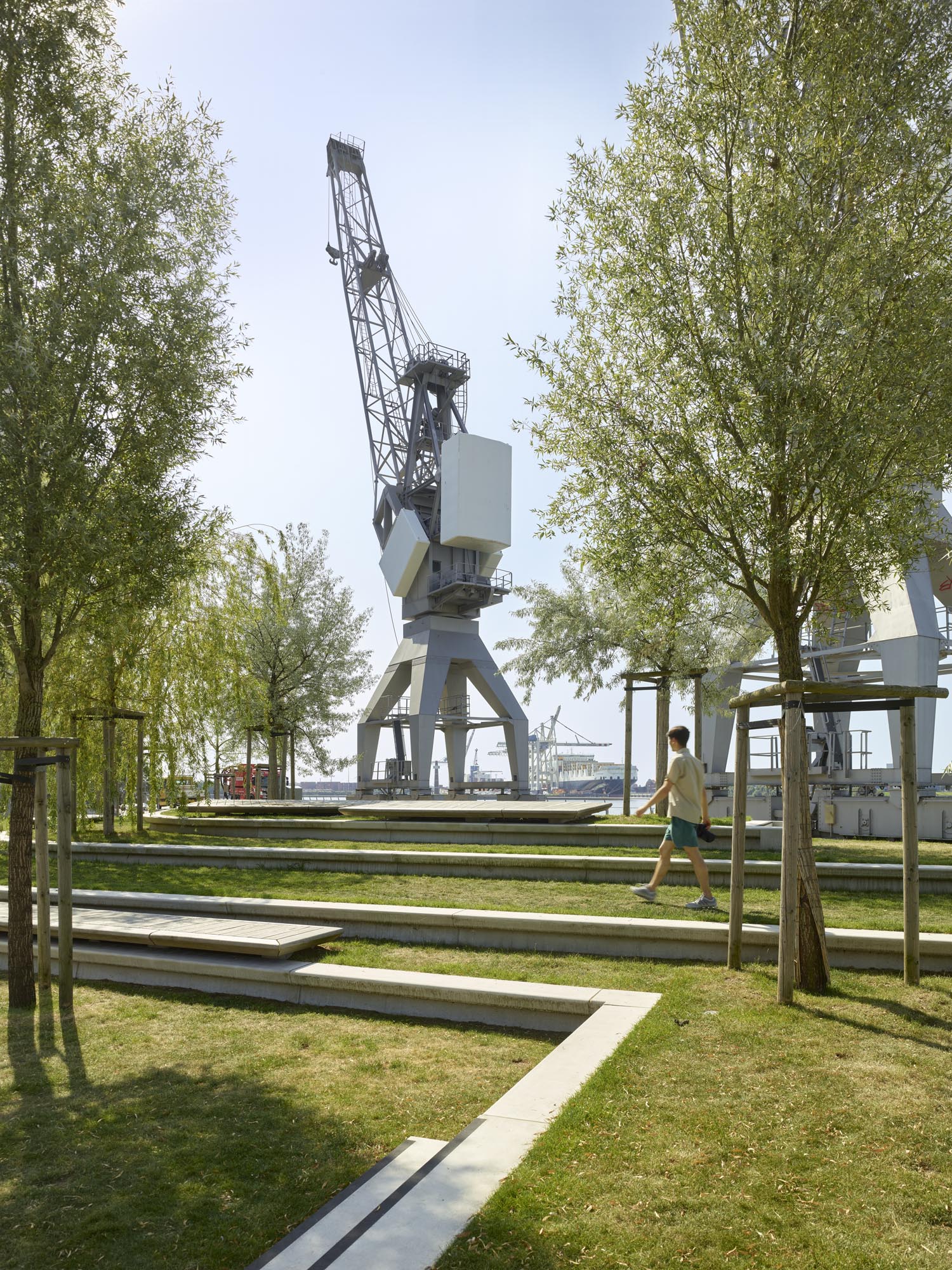 Strandhöft: Baumhain und Kran